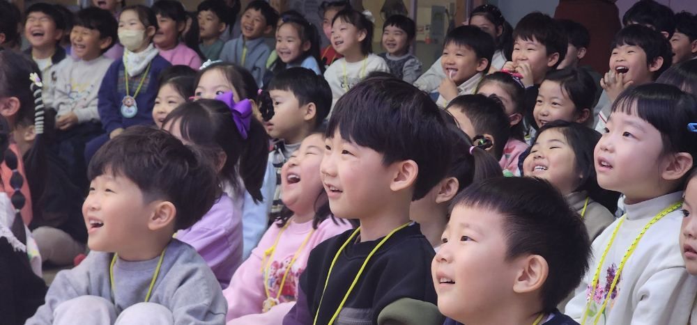공연에 빠져든 아이들의 표정