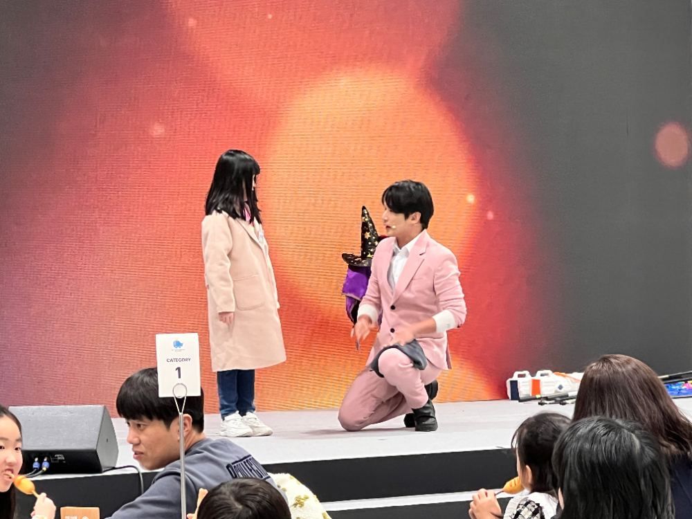 무대에 올라 함께하는 관객 참여 마술